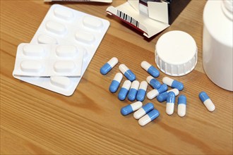 Close-up of different pharmaceutic pills and tablets (Close-up of different pharmaceutic pills and