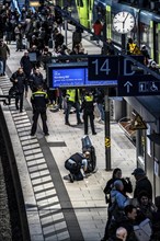 Police action at Hamburg central station, in the evening rush hour, an abandoned suitcase was