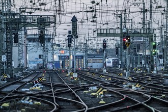 Cologne Central Station, tracks on the west side, overhead lines, signals, points, rail lines,