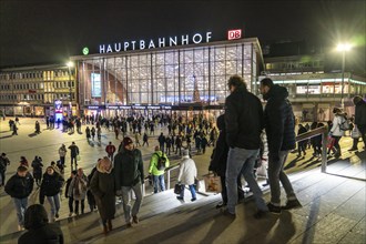 Cologne main station, station forecourt, evening, passers-by on their way, to, from the station,