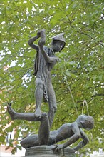 Sculpture Scuffling boys by Heinrich Apel 1975, two, children, boys, water games, water jets, shoe,