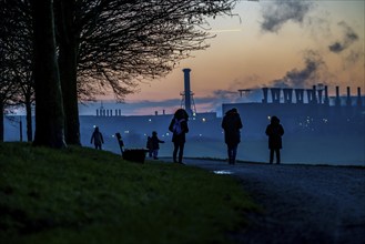 Rhine at Duisburg-Bruckhausen, steelworks Thyssenkrupp Steel, walkers on the Rhine dyke, winter,