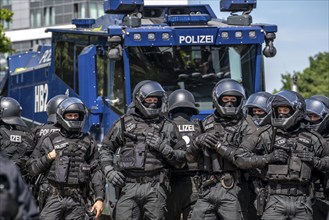 Police at the demonstration against the AFD party conference in Essen, several tens of thousands of