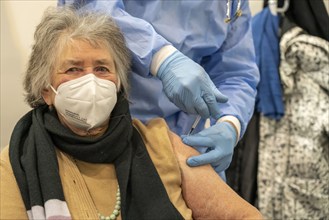 Start in the vaccination centre for corona vaccinations, in a hall of Messe Essen, for people over