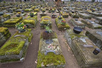 Graves at the historic Rochus Cemetery, Beim Rochuskirchhof, Nuremberg, Middle Franconia, Bavaria,