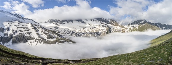 Mountain panorama with high fog in the valley, summit Hochfeiler, Hoher Weißzint and Hochsteller