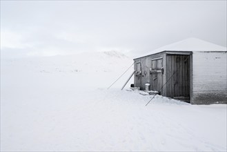 Fence, wooden house, Swedish-Finnish research station Kinnvika, wintry, snowy landscape,