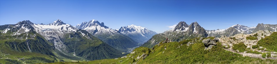 Mountain panorama with glaciated peaks, Aiguille du Midi and Mont Blanc, Aiguille de Mesure and