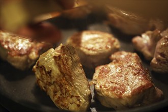 Fry the fillet of beef in a pan