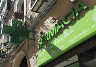 Green sign neon cross Farmacia pharmacy shop, Madrid city centre, Spain, Europe