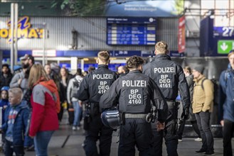 Riot police, police officers in uniform on patrol, Munich central station, Bavaria, Germany, Europe