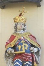 Sculpture of a king in historical dress with crown and cross, detail, Haus Zum Römischen Kaiser,