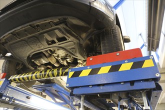 Repair workshop: Car on the lift