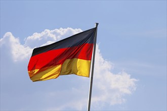 Deutsche Nationalfahne weht im Wind (Deutsche Flagge weht im Wind)