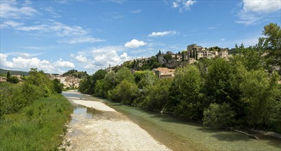 Vaison-la-Romaine. Les Baronnies. The Ouveze river at the foot of the medieval city. Vaucluse.