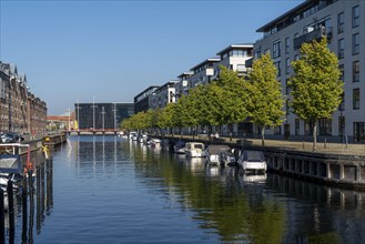 Christianshavns, old district, new residential buildings with jetty at Hammershøis Kaj, at the same