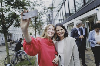 Annalena Bärbock (Alliance 90/The Greens), Federal Foreign Minister, photographed at the fish stand