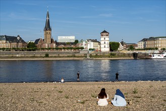 Rhine near Düsseldorf, extremely low water, Rhine level at 81 cm, tendency falling, after a long