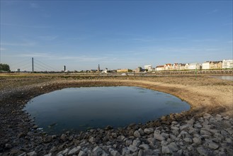 Rhine near Düsseldorf, extremely low water, Rhine level at 81 cm, falling, after a long drought the