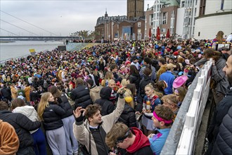 Rose Monday parade in Düsseldorf, after the parade thousands of mostly young people in the old