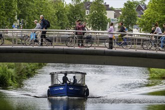 Central cycle path on the Vredenburg Viaduct, at the Hoog Catharijne shopping centre, in the city