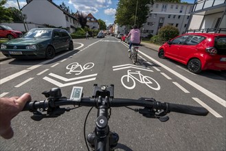 Bicycle road, cyclists have priority over car traffic, new cycle routes through Essen, here in the