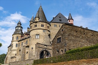 Bürresheim Castle, castle north-west of Mayen on a rocky spur in the Nettetal valley,