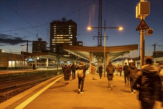 Train station, local train, passengers on the way to the train, Essen, North Rhine-Westphalia,