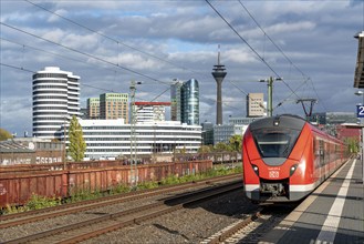 S-Bahn station, Düsseldorf-Hamm stop, Düsseldorf city centre skyline, Medienhafen, local train,