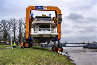 Craning the €6.3 million Sunseeker 88Y motor yacht, weighing 82 tonnes, in preparation for the