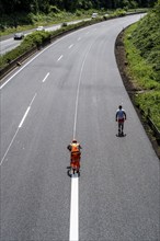 Marking work after the renewal of the road surface on the A40 motorway between the Kaiserberg