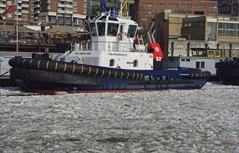 Deutschland, Hamburger Hafenschlepper, Eis auf dem Fluss