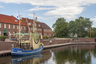 Old harbour of Hooksiel, on the left the warehouses from 1821, seaside resort Hooksiel,