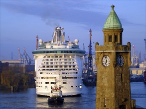 Germany, Hamburg, St. Pauli Landungsbrücken, Passenger ship Freedom of the Seas docking, Hamburg,