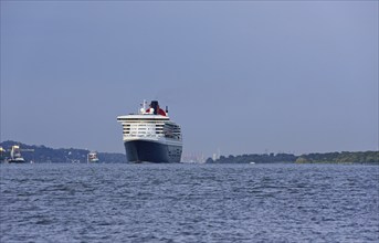 Europe, Germany, Hamburg, Elbe, Passenger ship Queen Mary 2 leaves Hamburg, Evening light, Hamburg,