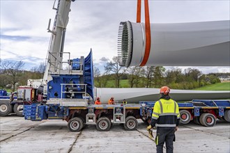 Preparation for the transport of a 68 metre long blade, a wind turbine, with a self-propelled