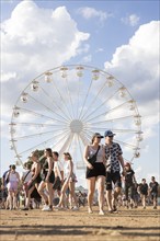 Festival visitors in front of the Ferris wheel at the Highfield Festival on Saturday, Störmthaler