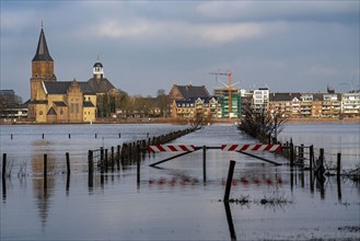 High water on the Rhine, flooded Rhine meadows, fields, Lower Rhine, here near Emmerich, North