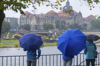 In the early hours of the morning, a section of the Carola Bridge collapsed for unknown reasons.