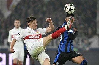 Duel, action Anthony Rouault VfB Stuttgart (29) against Raoul Bellanova Atalanta BC Bergamo (16)