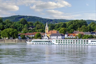 River cruise ship near Persenbeug on the Danube, Persenbeug, Mostviertel, Lower Austria, Austria,