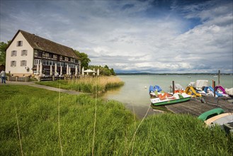 Restaurant and beer garden on the lake, Gaienhofen, Lake Constance peninsula Höri, Lake Constance,