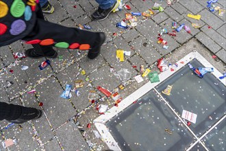 Rose Monday parade in Düsseldorf, remains from the celebrations in the old town, rubbish, North