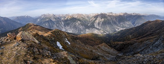 View from the ridge of the Venet to the mountain panorama of the Parzinn Group of the Lechtal Alps,