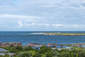 View from the upper land to the Helgoland dune, in the lower land the spa centre and seawater