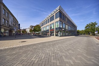 Entrance to the Hohe Straße pedestrian zone on Poppelbaumstraße with the C and A shop and Woolworth