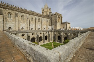 Turistas en la terraza superior, catedral de Évora, Basílica Sé Catedral de Nossa Senhora da