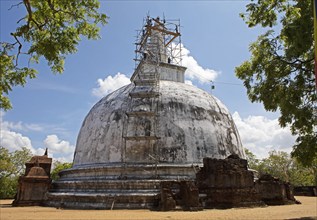 Sri Lankan workers at the Kiri Vehera stupa in the ruined city of Polonnaruwa, Central Province,