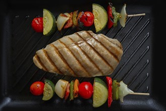 Grilled chicken breast with brochette vegetable on grill pan