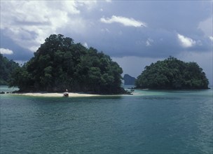 Cruise through the beautiful islands near Krabi in Thailand